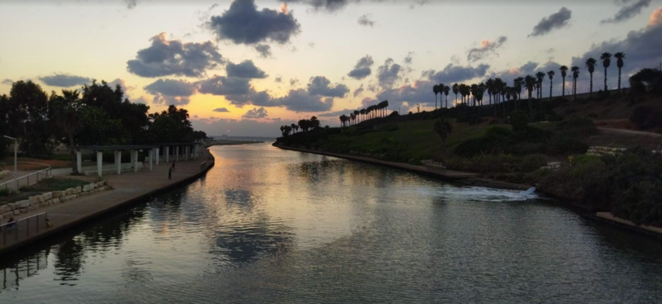 אשכולות טיולים: טיולי חמישישי מודרכים ברחבי הארץ במהלך אוגוסט. נחל חדרה. צילום מרכז סיור ולימוד בשבילנו