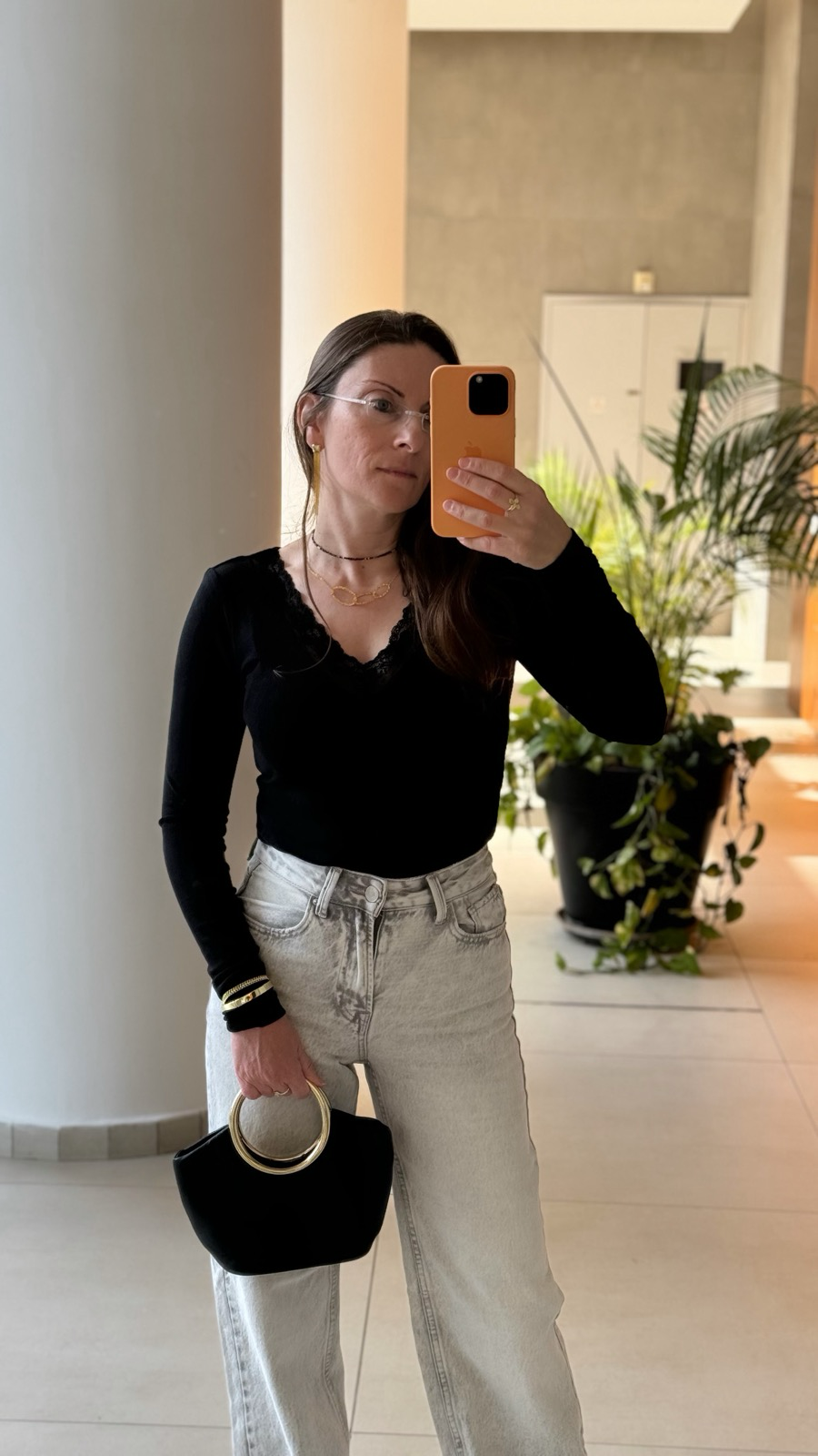 חולצה טרמית עם תחרה של דלתא. צילום https://www.instagram.com/goodmother_il/