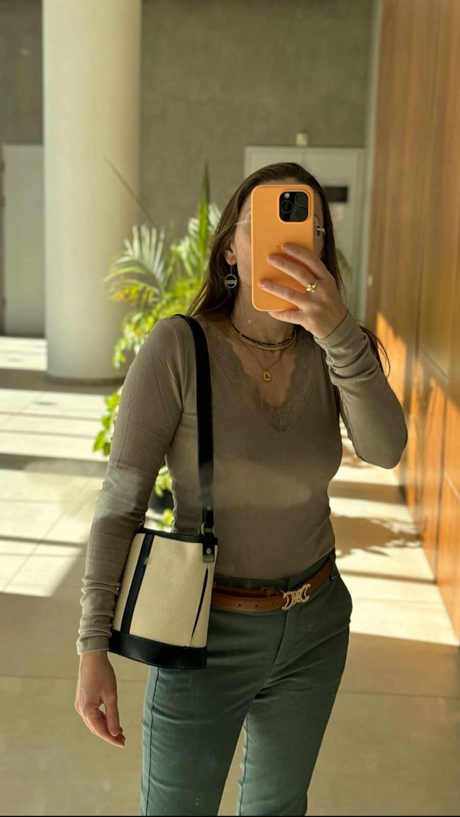 חולצה טרמית עם תחרה של דלתא ותיק של ביוניק. צילום https://www.instagram.com/goodmother_il/